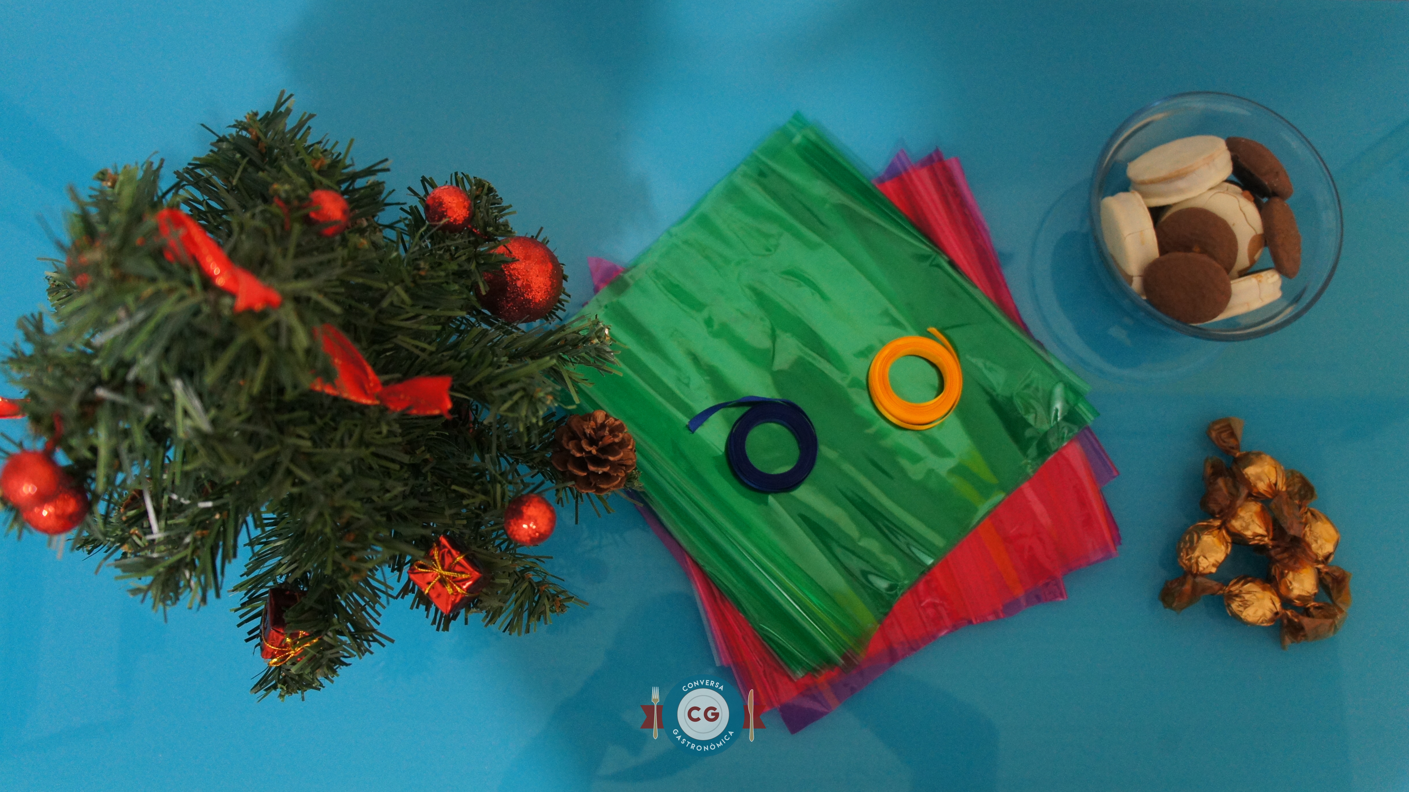 Material: árvore de natal, papel celofane, fita de cetim e guloseimas