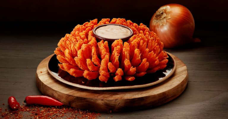Smoked chipotle bloomin onioncredito ricardo de vicq
