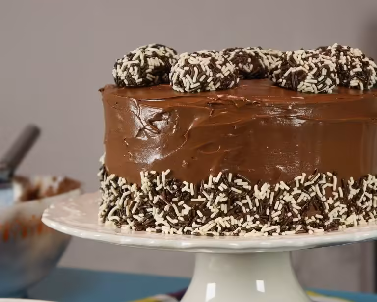 No dia das criancas saiba como fazer bolo de brigadeiro