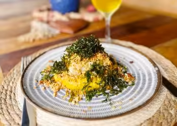 Peixe com castanha, purê e crispy da Livraria Ponto das Letras - Foto Divulgação