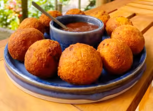 Bolinho de porco na lata com barbecue de framboesa, do Kallas da Serra - Divulgação