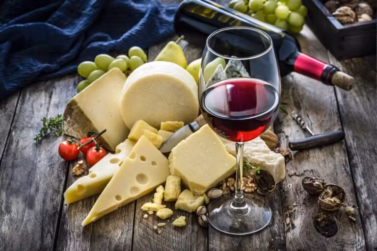 Mesa de queijos e vinhos 2