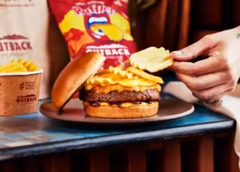 Steakhouse lanca sanduiche com batata chips em todas as unidades do brasil