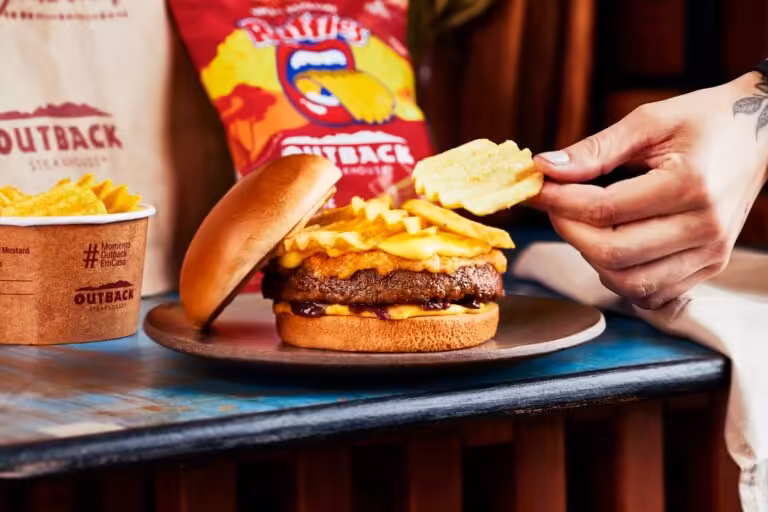 Steakhouse lanca sanduiche com batata chips em todas as unidades do brasil