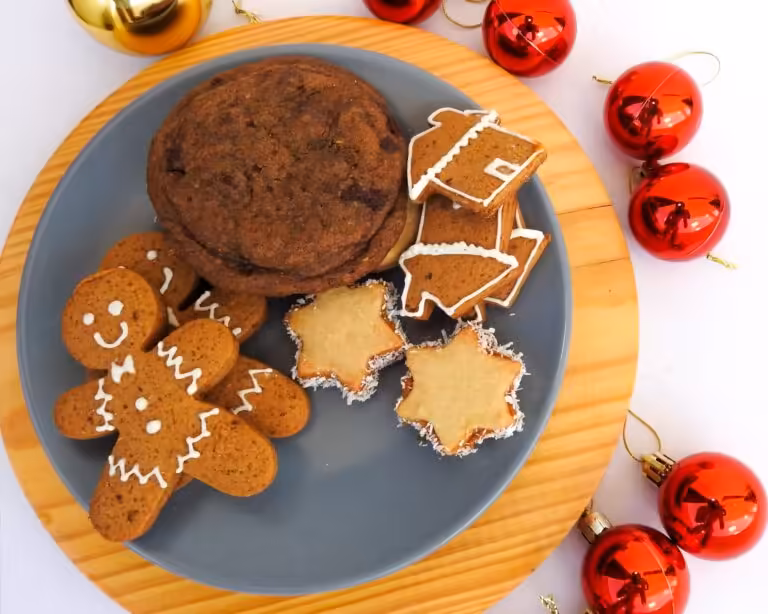 Biscoitos natalinos com destaque para gingerbread americano com especiarias e glace canela paes bolos e biscoitos foto divulgacao