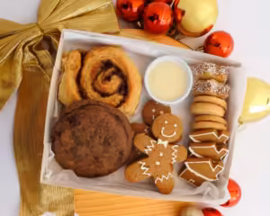 Caixa com todo os pães e biscoitos da marca Canela Pães, Bolos e Biscoitos (Foto Divulgação)