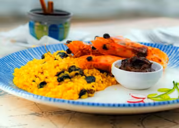 Um dos mais tradicionais restaurantes pé na areia de Ilhabela, o Viana também está no festival - Divulgação