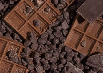 top-view-chocolate-tablets-chips